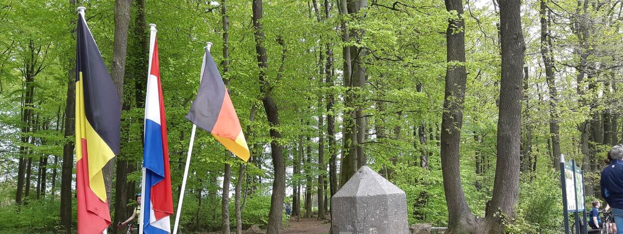 Nederlandse, Duitse en Belgische vlag bij drielandenpunt